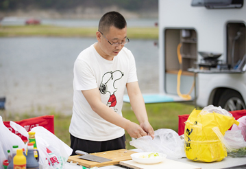 這么大的床，房車上少見(jiàn)，趕緊選