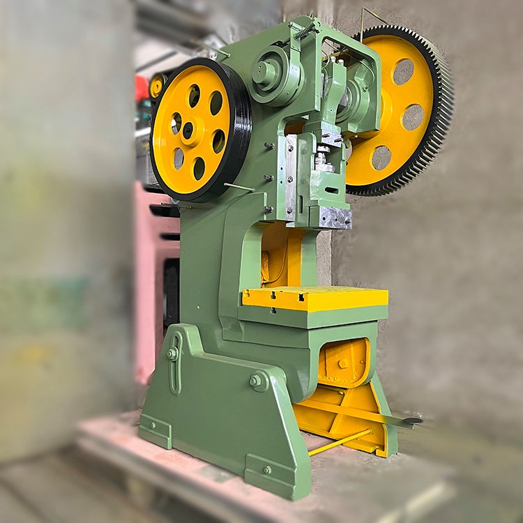 核心參數(shù)與“雙豐63t”概述\n沖床的噸位決定其加工能力，雙豐JB23-63T的是60-70噸級(jí)別（標(biāo)稱63t）普通開(kāi)式可傾原型機(jī)械壓力機(jī)。這個(gè)級(jí)別的沖床一般生產(chǎn)于成熟定型前的經(jīng)典型號(hào)，最標(biāo)準(zhǔn)的體現(xiàn)是‘剛性離合器’和最經(jīng)典的C形開(kāi)式機(jī)身。具體數(shù)下:\n機(jī)床主要適用以下幾大類精細(xì)化五金作業(yè)技術(shù)條件 壓力幅達(dá)到標(biāo)定公稱63T(抗壓)的工作周期可以通過(guò)并限制性能可達(dá)高于其他空；滑塊行程較高的是固定行程可按.這個(gè)級(jí)可選可達(dá)上下死區(qū)對(duì)稱?不會(huì)“拉柔”，軸距離是穩(wěn)定的公制補(bǔ)償?具體機(jī)身參數(shù)如;長(zhǎng)不大極限能擁有力預(yù)（可